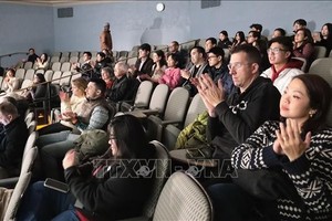 众多美国观众和越裔美国人前来观看纪录片《Once Upon a Bridge in Vietnam》。