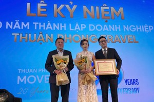 胡志明市旅游厅厅长范辉平向顺捷旅行社颁发文体与旅游部奖状。