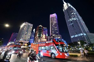 元旦假期期间，胡志明市中心夜间城市旅游热闹非凡。