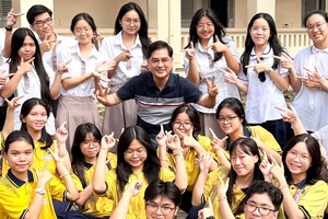 参加国家级中文科考试的优秀生与阮福禄老师合照，他们对斯次的考试充满信心。