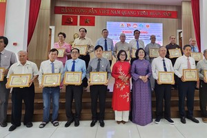 华人社群在社会建设公益慈善中担当积极角色