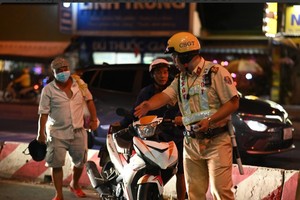 交警力量在岗执法。