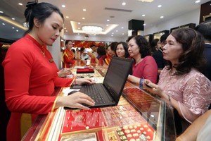 人们在孟海保信金店排队买黄金。