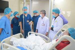 火灾事故中的伤者目前正在 E医院接受观察和治疗。