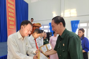 茶山庆云南院住持周华邦获颁奖。