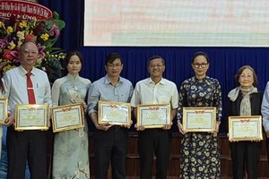 穗城会馆理事长卢耀南（左一）获表彰。