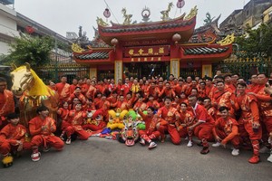 仁义堂龙狮团集体合照。