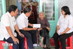 胡志明市富利党委、人民议会、祖国阵线委员会向符合决议条件人员赠送党和国家的慰问金。