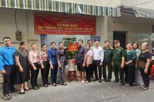 平泰坊祖国阵线委员会正式将修缮完成的住房移交给华人曾志成。