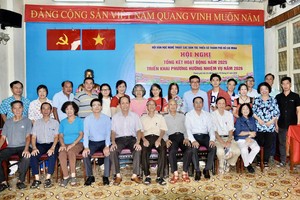 市各民族文学艺术协会与各分会合照。