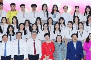 黎鸿峰高中专校中文科学生与老师们合照。