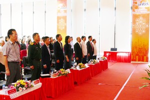 收看党‘’十四大‘’开幕式的电视直播的代表们。图自越通社