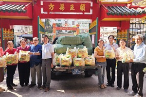 温陵会馆向堤岸坊、安东坊、左关坊及若干单位赠送春节礼物。