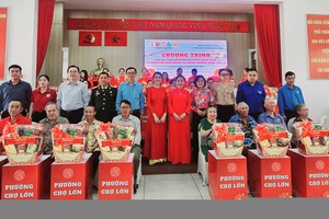 堤岸坊举行新春“饮水思源”慰问优抚家庭活动。