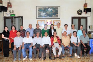 胡志明市各民族文学艺术协会主席、副主席、文艺工作者合照。