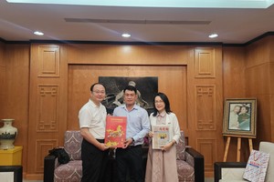 本报执行编辑文忠孝向中国中央广播电视总台亚太总站代表王悦舟先生赠送2026年《春刊》。