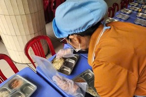 学校工作人员正在为学生午餐做准备。