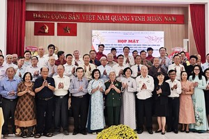 堤岸坊领导与各会馆及模范代表新春聚会。