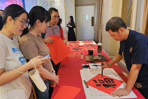 老师为学生书写书法。