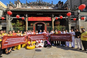 三支国际龙狮劲旅前来参拜穗城会馆（天后庙）。