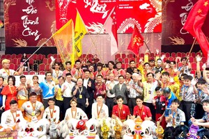 组委会颁发奖项给各队。