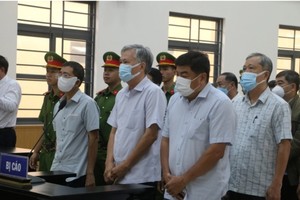 出庭受审的被告。