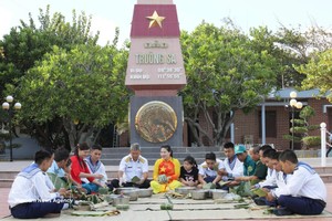 长沙特区的官兵在春节即将到来之际一起包粽子。