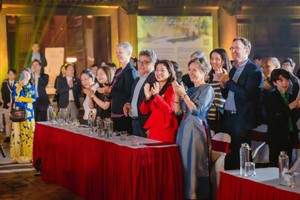 波兰驻越南大使乔安娜·斯科切克身穿越南长衫参与一场文化活动。