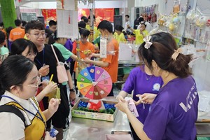 学生参加游戏。