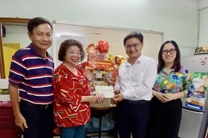 党中央委员会候补委员、市委常务处委员、市人委会副主席阮孟强探访了市各民族文学艺术协会常值副主席张四妹。