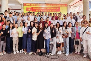 各位代表与大学生们亲切交流并合影留念。