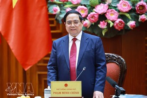 范明政总理在会议上发表讲话。