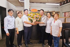 鸣凤坊领导代表团祝贺茶山庆云南院赠医所。