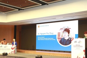 越南教育培训部国际合作司司长阮秋水在会议上发表讲话。