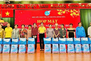 平仙坊妇女会向30名华人妇女会员赠送礼物。