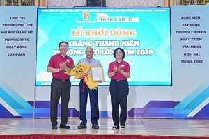 堤岸坊领导向华人企业吕永雄赠送鲜花感谢。