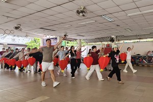 各华文中心跟着安东坊负责舞蹈老师练习。