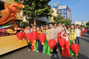 各华文中心参加元宵节游行活动。