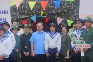 市越南祖国阵线委员会主席阮福禄出席堤岸坊从军露营活动。