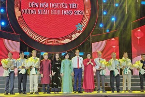 组委会赠送鲜花感谢各华人会馆企业赞助单位。