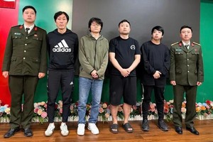冒充日本警察实施诈骗的犯罪团伙成员。