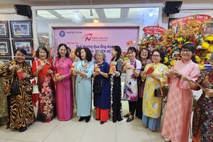 “家乡通过女摄影家镜头”第十三届摄影展开幕。