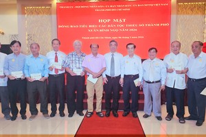 市越南祖国阵线委员会主席阮福禄与各华人会馆合照。