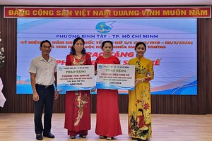 平西坊向贫困华人妇女及贫困会员赠送谋生工具。