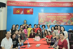 市各民族文学艺术协会举行民族模范妇女聚会。