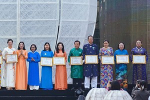 温陵会馆常值副理事长吴丽株（右三）代表会馆上台领奖。