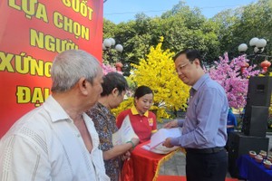 左关坊党委书记高山安向华人贫困户移交生活辅助经费。