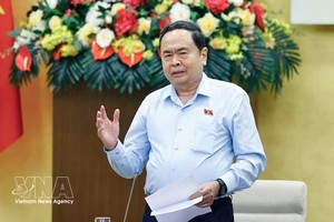 国会主席陈青敏在会议上发表讲话。