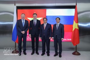 越南政府总理范明政（右二）、俄罗斯联邦副总理亚历山大·诺瓦克（左二）、越南政府副总理裴青山（右一）和扎鲁别日石油公司（左一）合影。