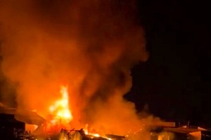 新进乡一排河边民房在夜间突发猛烈火灾。